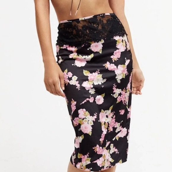 For Love And Lemons Dresses & Skirts - NWT For Love and Lemons Women’s Black Floral Lace Melrose Slip Skirt Size Medium